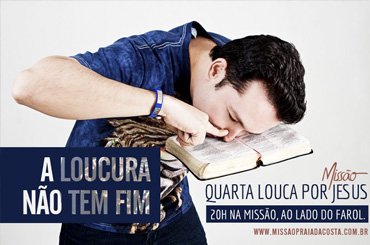 Pastor huele la Biblia