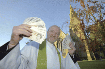 Paul Peverll entrega 5 mil dolares en su iglesia