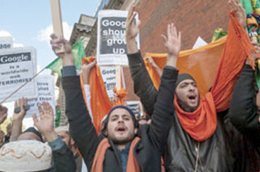 Musulmanes se reúnen a las puertas de Google en Londres para protestar