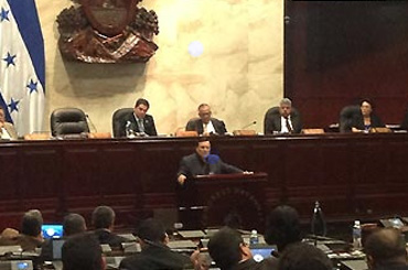 Alberto Mottesi hablando en el Congrego Nacional de Honduras