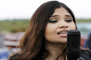 Mónica Rodriguez estrena 'Extiende tu mano'