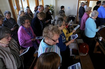 Iglesia sustituye biblias por tablets