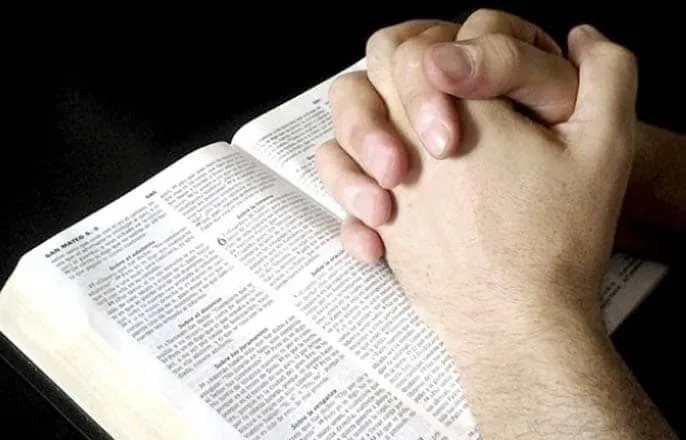 10 versículos claves sobre la oración en la Biblia