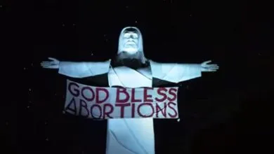 Colocan una pancarta que dice "Dios bendiga los abortos" en estatua de Jesús