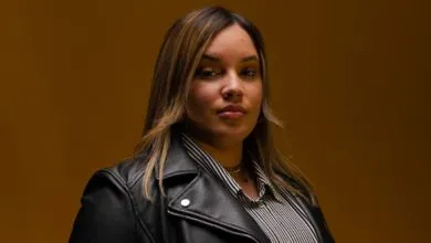 Abby Urbáez canta «Eres Digno»