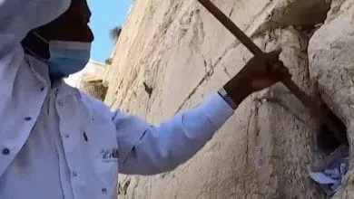 Remueven las notas del muro de los lamentos con mascarilla