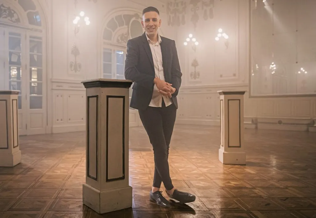 Con sonido de bandoneón Gabriel Bazán canta «Prisionero»