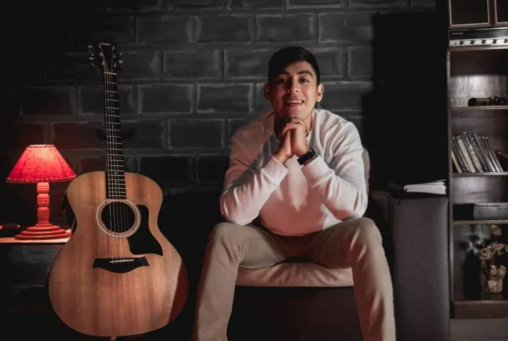 Alexis Quinteros canta las características de Dios en «Poeta y Creador» 