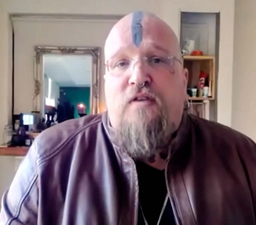 Sacerdote satanista en Sudáfrica se entrega a Jesús entreCristianos Riaan Swiegelaar, sacerdote satanista en Sudáfrica se entrega a Jesús