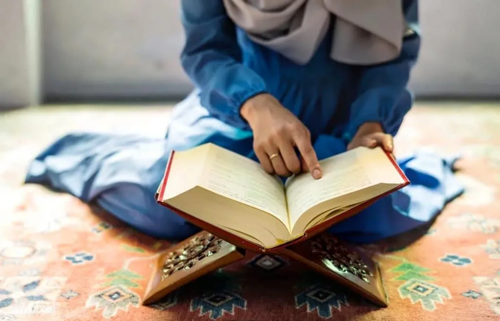 Musulman leyendo la Biblia