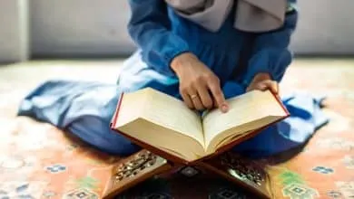 Musulman leyendo la Biblia