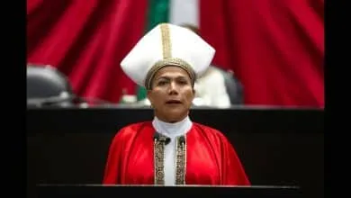 Vestida de Papa, diputada trans de México pide ley contra el odio