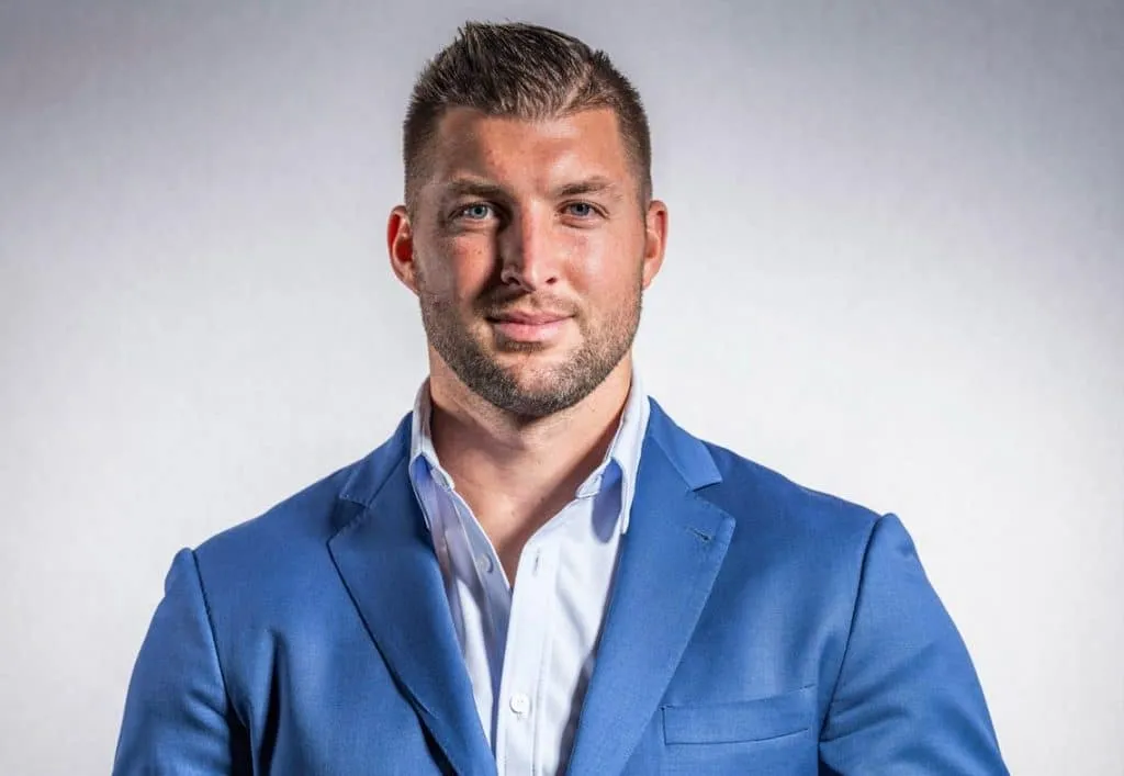 Tim Tebow recaudó un millón de dólares para ayudar a niños