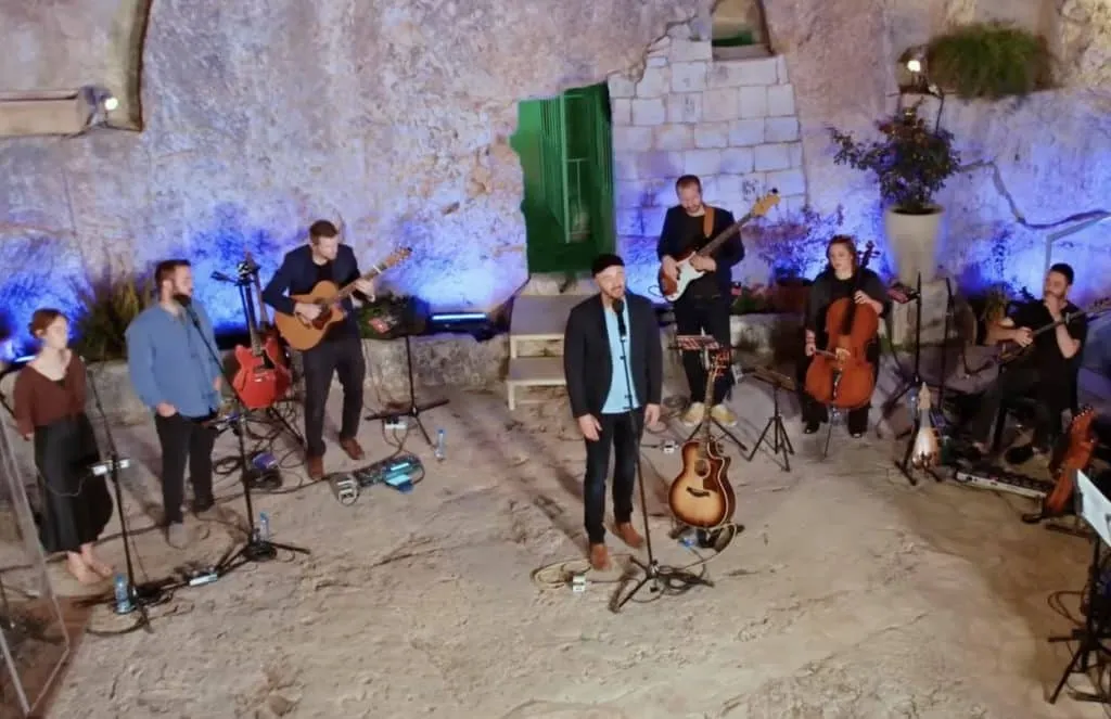 Josua Aaron lanza su albúm desde el Jardín de la Tumba entreCristianos Josua Aaron lanza su albúm desde el Jardín de la Tumba