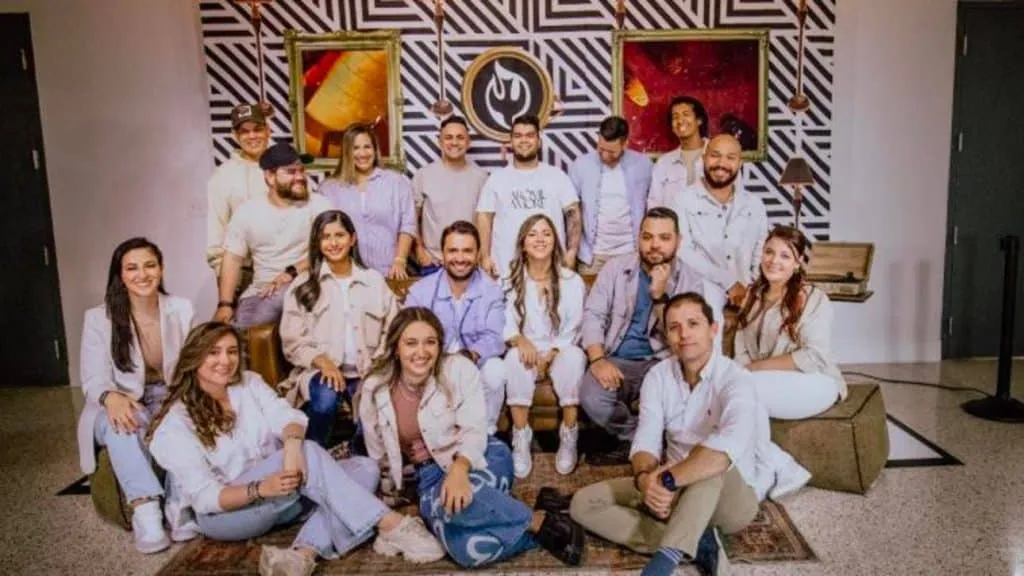 Full Life Church y Daniel Calveti cantan «Padre» 