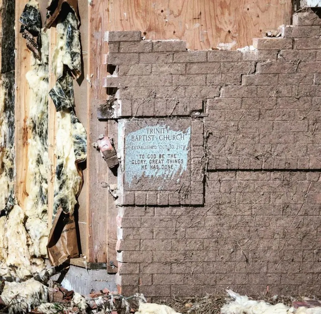 Tornado destruye una iglesia y sus miembros adoran junto a las ruinas entreCristianos Tornado destruye una iglesia y sus miembros adoran junto a las ruinas