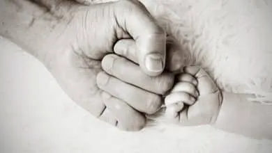 Video de un padre alabando junto a su bebé se vuelve viral en tiktok