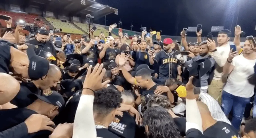 El equipo de beisbol Leones de Caracas dobla rodilla a Dios