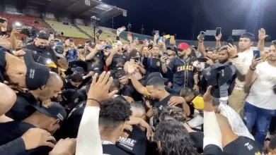 El equipo de beisbol Leones de Caracas dobla rodilla a Dios
