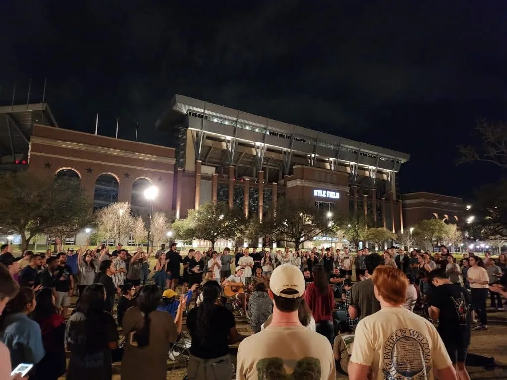 La llama de Ausbury se extiende como la pólvora entreCristianos La llama de Ausbury se extiende como la pólvora