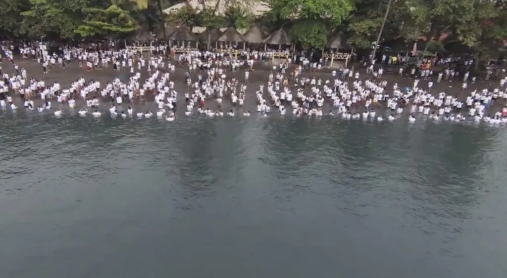 Cientos de personas se bautizan masivamente en Filipinas