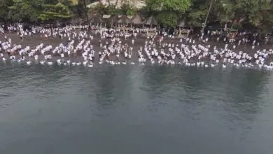 Cientos de personas se bautizan masivamente en Filipinas