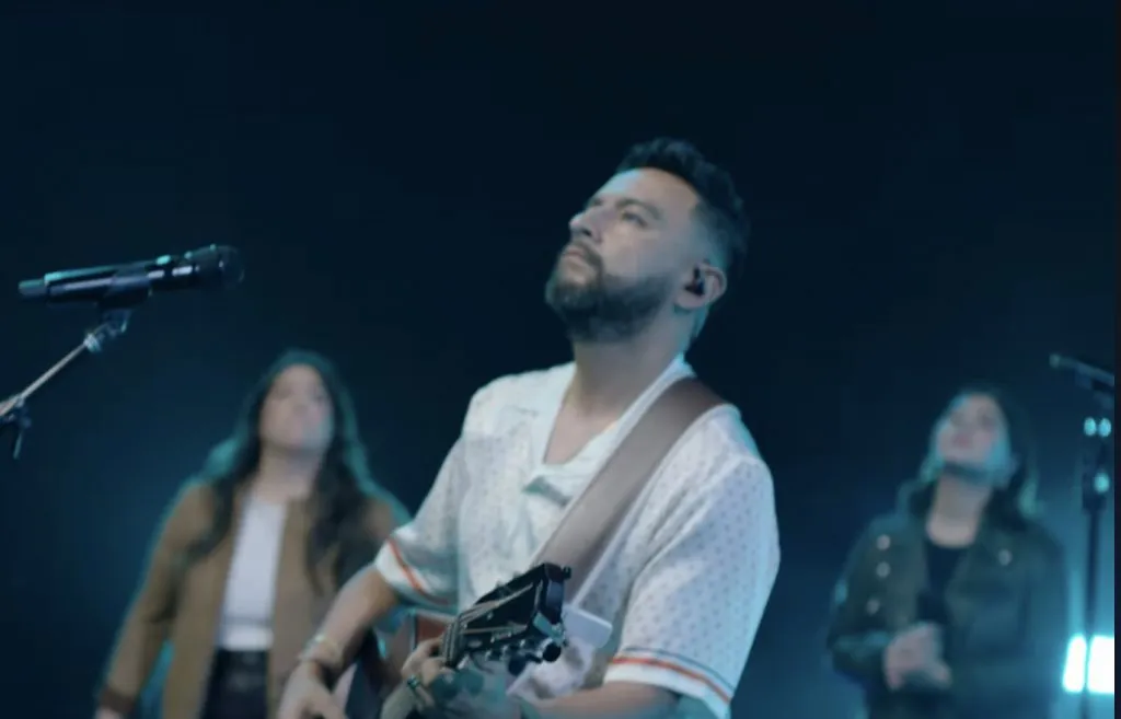 Lakewood Music y Alex Campos unen sus voces en «Ven Avívanos»