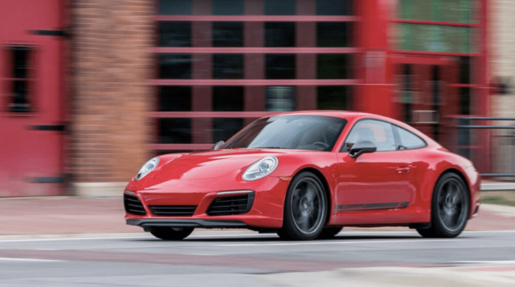 Porsche elimina símbolo cristiano en un anuncio publicitario