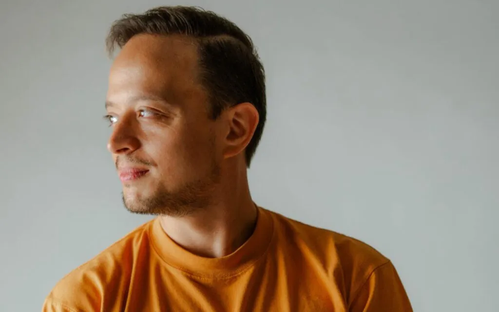 Daniel Piedra Soto expresa testimonio con «Am(arte)»