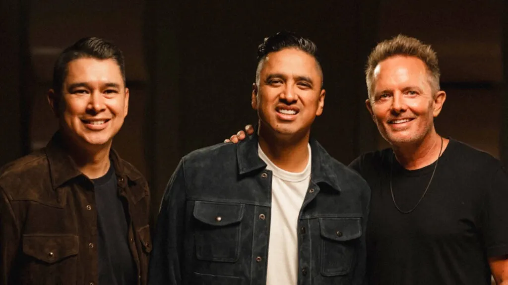 Chris Tomlin y Miel San Marcos cantan «Holy Forever (Español)» entreCristianos Chris Tomlin y Miel San Marcos cantan «Holy Forever (Español)»