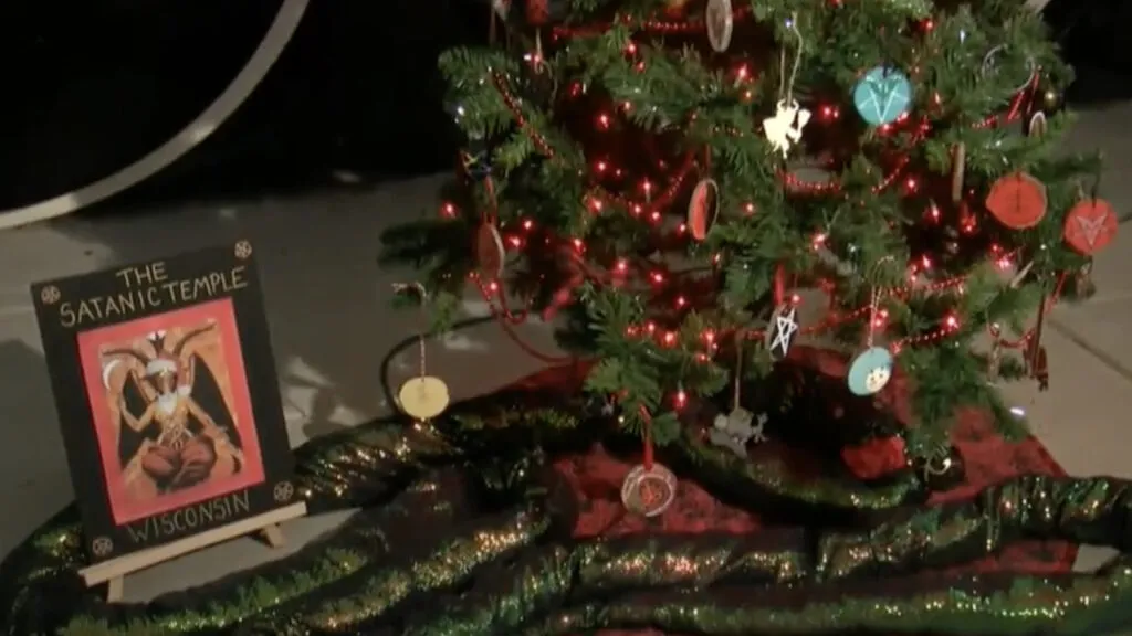 Templo Satánico exhibe un árbol de navidad entreCristianos Templo Satánico exhibe un árbol de navidad