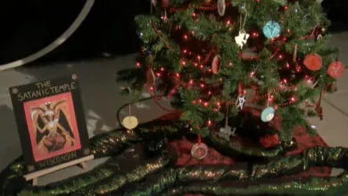 Templo Satánico exhibe un árbol de navidad
