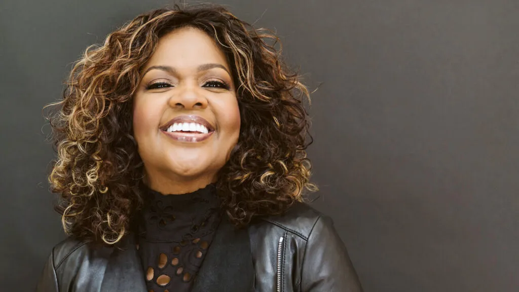 CeCe Winans canta "That's My King"
