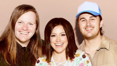 Leeland y Kari Jobe unen voces en una renovada versión de "You're Not Done"