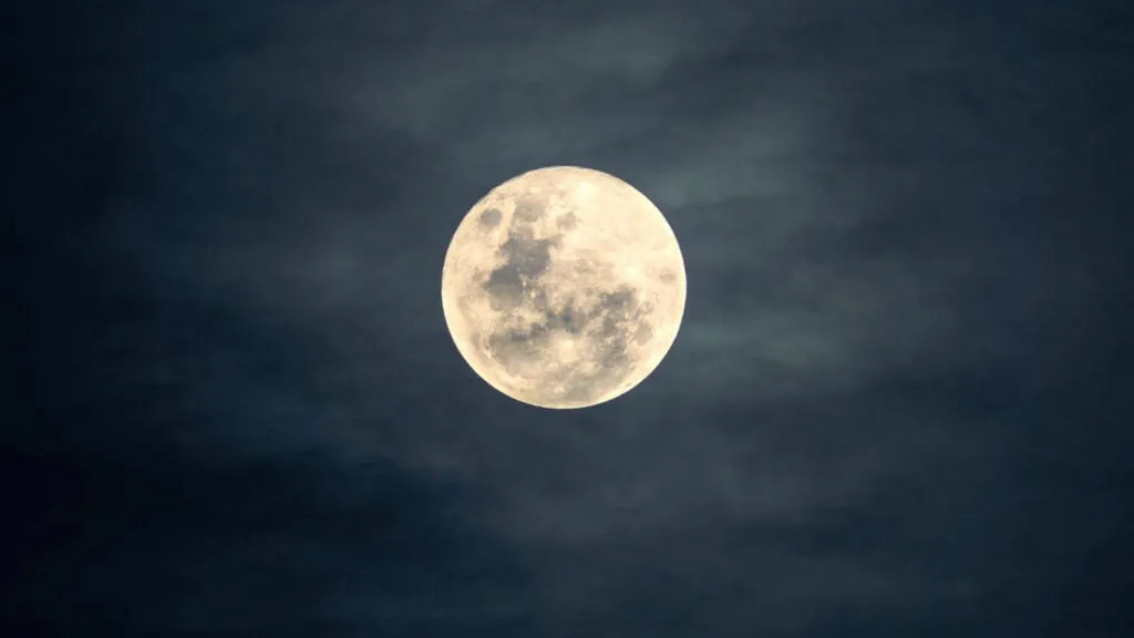 La luna se encoge ¿Señal de los tiempos?