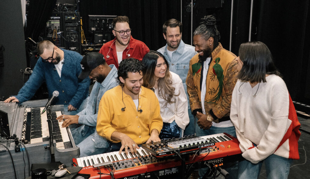 «Alaba» la versión en castellano de «Praise» de Elevation Worship entreCristianos Elevation Worship y Elevation Español lanzan «Alaba»