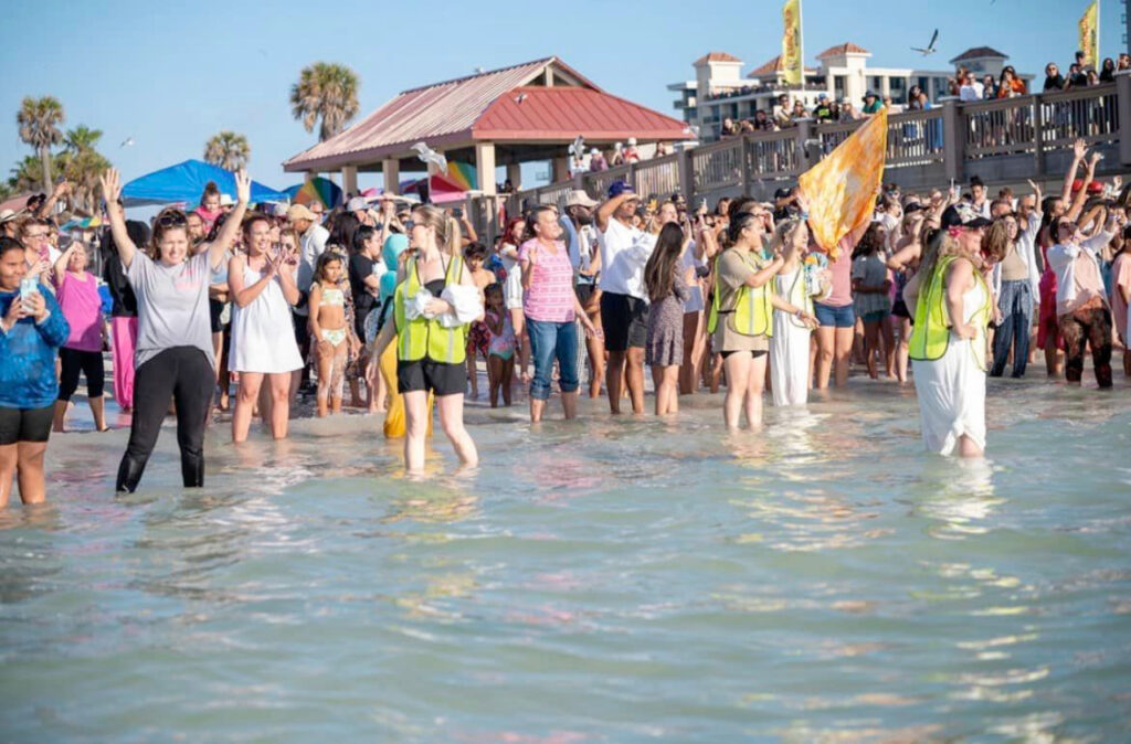 200 personas se bautizan el domingo de Resurrección en la playa