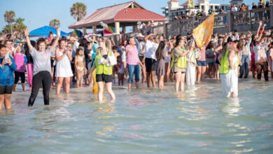200 personas se bautizan el domingo de Resurrección en la playa