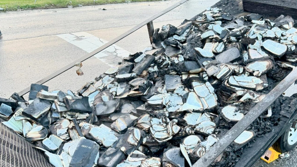 Queman un remolque lleno de Biblias quemadas frente a iglesia evangélica