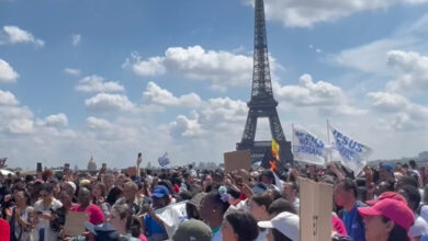 Miles de personas celebraron a Jesús en París frente a la Torre Eiffel