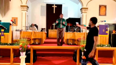 Pastor se salva de ser abaleado mientras predicaba