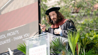 Jonathan Roumie habla de rendición a Dios en una gradución universitaria