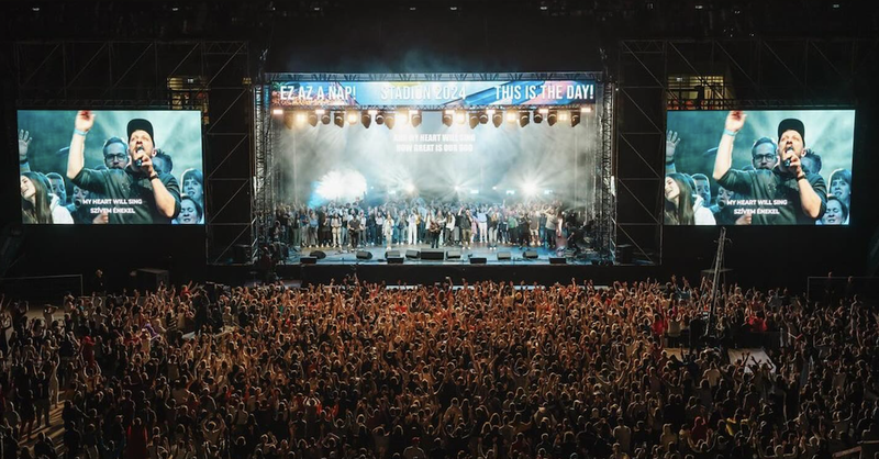 "¡Este es el día!" produce una explosión de adoración en el estadio DVTK entreCristianos Este es el día