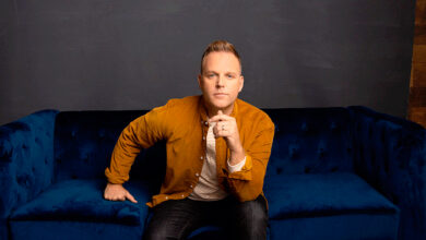Matthew West se une a Miel San Marcos para decirte «Sigue Orando»
