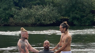 Russell Brand realiza un bautismo calificado irreverente por muchos