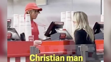 Cajero cristiano se vuelve viral ante la sugerencia de una modelo de OnlyFans