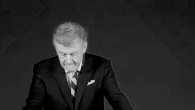 Steve Lawson asiste a una iglesia buscando consejería y restauración