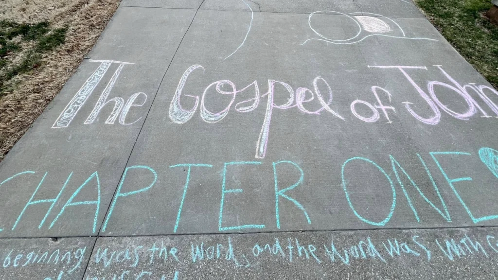 Estudiantes en Kentucky escriben todo el Evangelio de Juan en las calles para testificar de Cristo entreCristianos Estudiantes en Kentucky escriben todo el Evangelio de Juan en las calles para testificar de Cristo