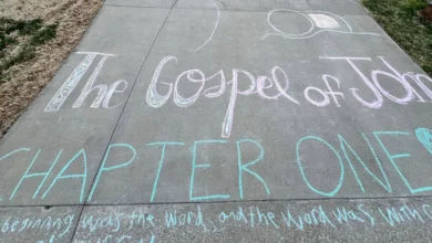 Estudiantes en Kentucky escriben todo el Evangelio de Juan en las calles para testificar de Cristo