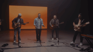 Miel San Marcos canta junto a Matt Redman "Sobre Él"